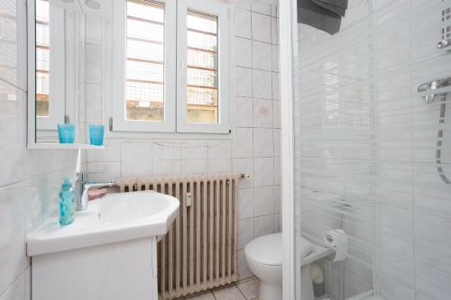 uma casa de banho branca com um WC e um lavatório em Le Blanc-Mesnil parc des expos F2 Rez de Jardin 23B RDC DERRIERE em Le Blanc-Mesnil