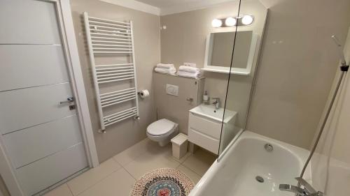 ein Badezimmer mit einem WC, einem Waschbecken und einer Badewanne in der Unterkunft Diamond House in Veresegyház