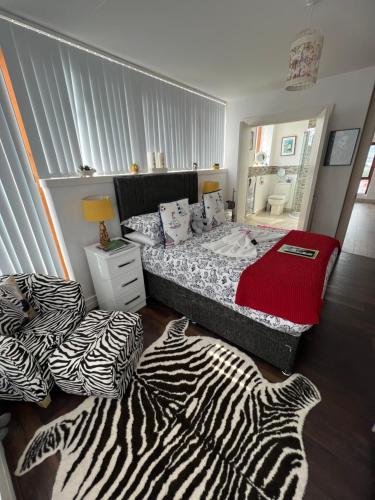 1 dormitorio con cama con estampado de cebra y espejo en James Clow Bed & Breakfast en Belfast