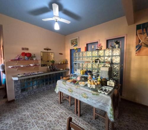 a room with a table with food on it at Pousada Pedacinho de Céu in Abraão