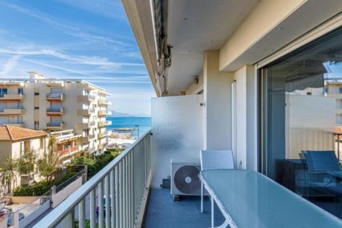 een balkon met uitzicht op de oceaan bij Tamanaco Beach 1BDR apartment with balcony sea view and pool in Antibes