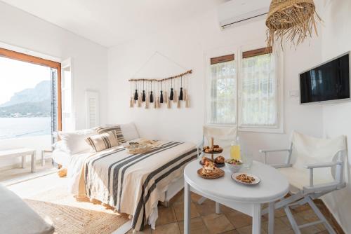 馬蘇里的住宿－Menori Luxury Suites-Villa Athina，白色卧室配有床和桌子
