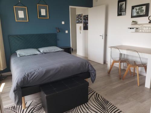 une chambre avec un lit et une table et une salle à manger dans l'établissement LE VINCI Studio tout confort proche centre ville avec terrasse et parking, à Blois