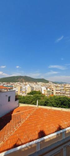- une vue sur la ville depuis le toit d'un bâtiment dans l'établissement Nina Apartment, à Dráma