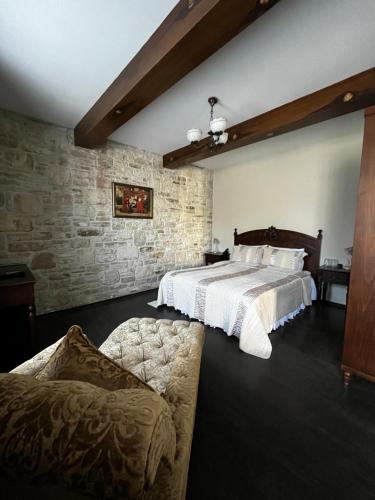 Un pat sau paturi într-o cameră la Griffon Hotel