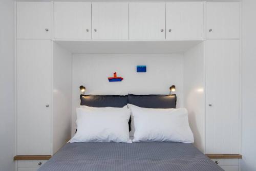 a bedroom with a bed with white cabinets at Apelagitis 1 in Exámbela