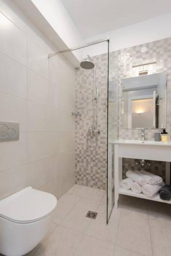 a bathroom with a shower and a toilet and a sink at Apelagitis 1 in Exámbela