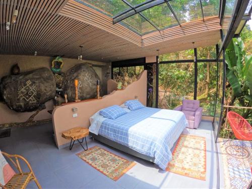 Een bed of bedden in een kamer bij Eco Lodge Macabaña Rupestre