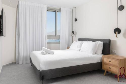 מיטה או מיטות בחדר ב-סוויטת View חדר שינה וסלון במתחם סי סייד