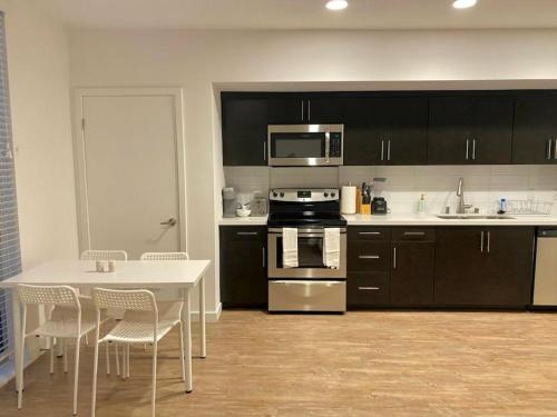 una cucina con tavolo, piano cottura e forno a microonde di Studios Universal 10 min drive FREE parking and WIFI a Los Angeles