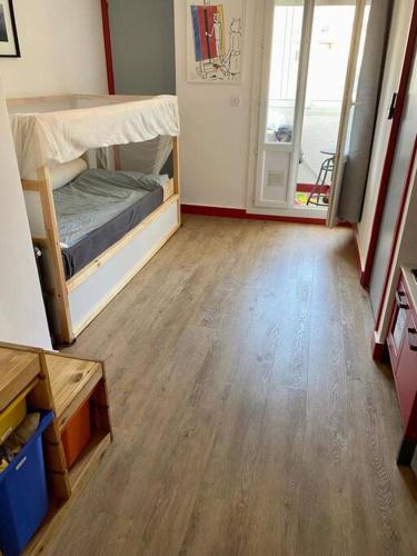 Zimmer mit Etagenbett und Holzboden in der Unterkunft 3 bedroom apartment with beautiful view old port in Marseille