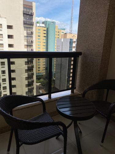 a balcony with two chairs and a table and a window at HOSPEDE-SE JÁ CULLINAN PARTICULAR in Brasilia
