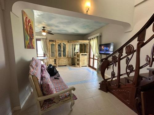 Una sala de estar con una escalera y un sofá. en Vista Do Mar Sea View WI-FI FREE Sal Rei, en Sal Rei