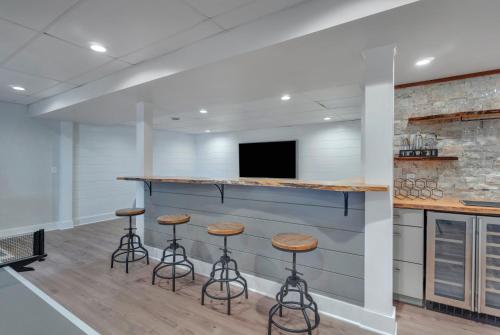 Η κουζίνα ή μικρή κουζίνα στο 151Escape - 5-Star Group Fun! Game Room/Bar/Deck/4kTVs