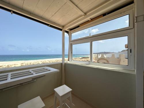 una camera con finestra e vista sulla spiaggia di Vista Do Mar Sea View WI-FI FREE Sal Rei a Sal Rei