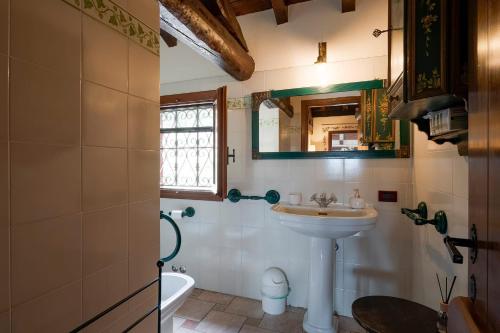 A bathroom at La Casa della Luna - Villa con piscina