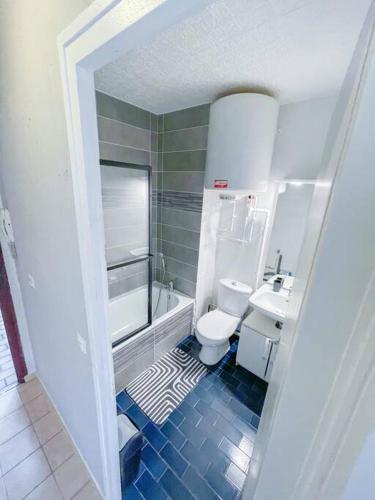 La salle de bains est pourvue de toilettes, d'une baignoire et d'un lavabo. dans l'établissement Studio entièrement rénové, à Cluses