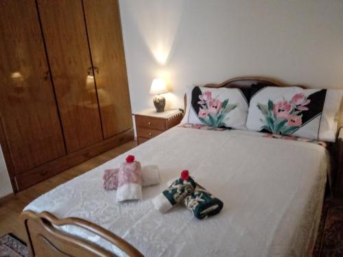 um quarto com uma cama com duas toalhas em Tanias House em Siatista