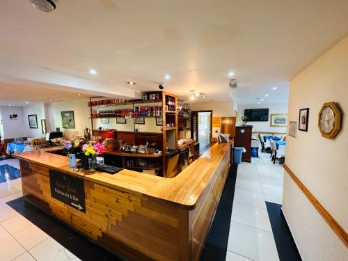 ホーリーにあるAcorn Lodge Hotel Gatwick & Parkingの大きな木製カウンター付きの客室