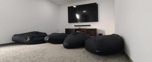 a room with four bean bags and a flat screen tv at APARTAMENTO FAMILIAR EN PAIPA RÚSTlCO 70-9 in Paipa