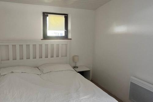 Un dormitorio blanco con una cama y una ventana. en Apartment in Alsace 300m from Switzland, en Pfetterhouse