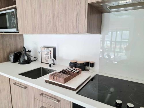 Dapur atau dapur kecil di Modern 1 Bedroom Apartment across from Hagley Park