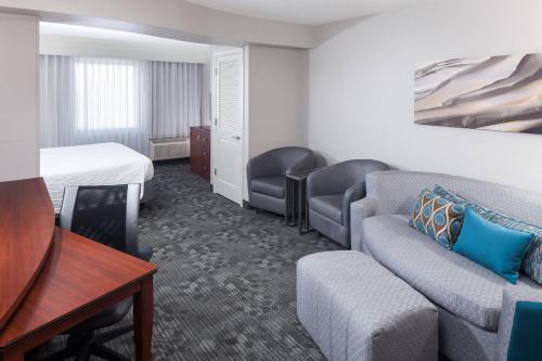 um quarto de hotel com um sofá e uma cama em Courtyard by Marriott Birmingham Trussville em Trussville