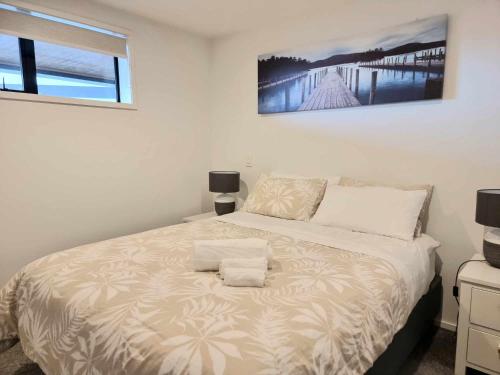 Katil atau katil-katil dalam bilik di Modern 1 Bedroom Apartment across from Hagley Park