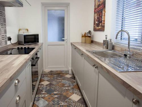 uma cozinha com um lavatório e uma bancada em Bright Spacious Home with Parking - Haughton em Darlington