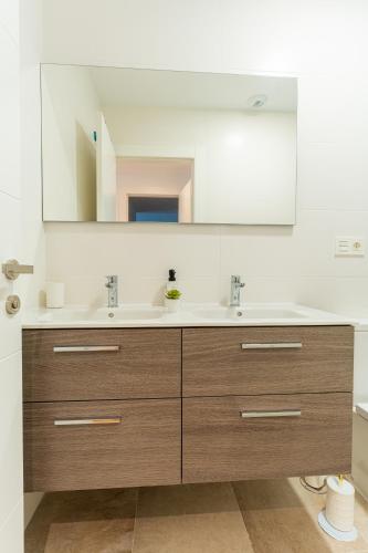a bathroom with a sink and a mirror at ATP Vega de Acá a 5 minutos de la Playa, Piscina Abierta y Parking Privado Gratis! in Almería