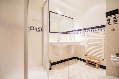 a bathroom with a sink and a mirror at Haus-Moin in Munkmarsch