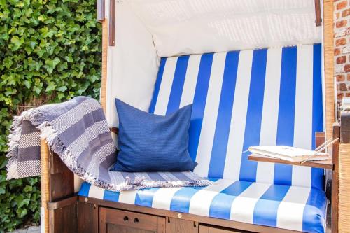 a blue and white chair with a blue and white pillow at Haus-Moin in Munkmarsch