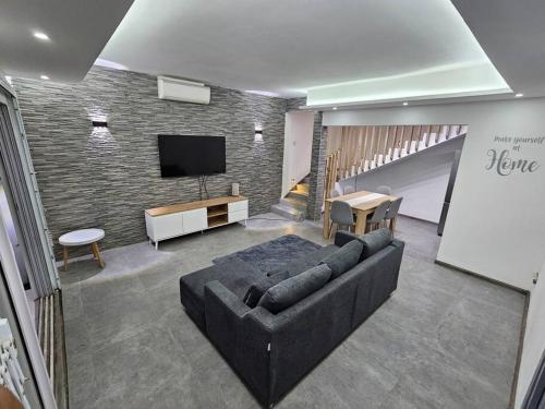 TV a/nebo společenská místnost v ubytování Rooftop Spa Luxury Villa