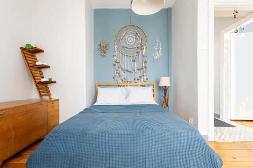 Schlafzimmer mit einem Bett mit blauer Wand in der Unterkunft Cozy Flat 6 min walking to Taksim square in Istanbul