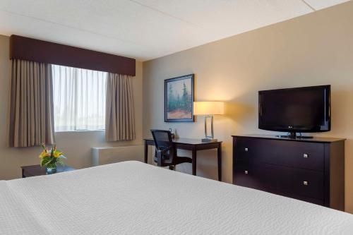 Телевизор и/или развлекательный центр в Best Western Pembroke Inn & Conference Centre