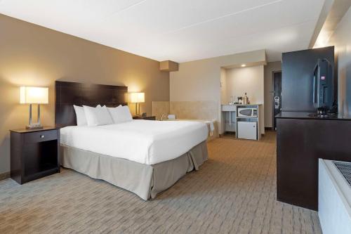 ein Hotelzimmer mit einem Bett und einem Flachbild-TV in der Unterkunft Best Western Pembroke Inn & Conference Centre in Pembroke
