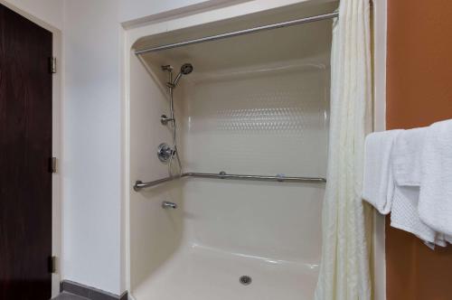 y baño con ducha y cortina de ducha. en Sleep Inn Kernersville I-40, en Kernersville