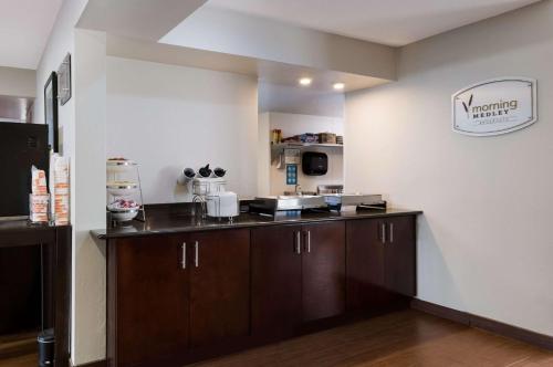 Kuchyň nebo kuchyňský kout v ubytování Sleep Inn Kernersville I-40