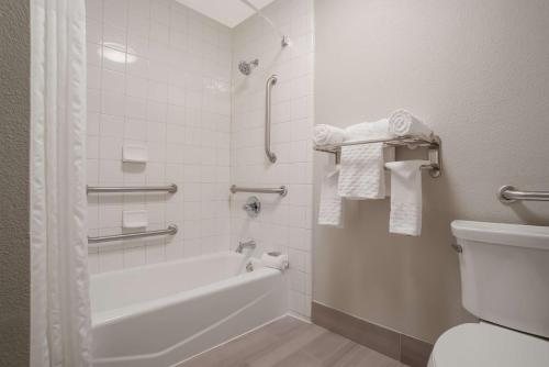Ένα μπάνιο στο Best Western Flagship Inn