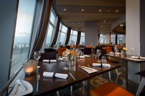 ATLANTIC Hotel Sail Cityにあるレストランまたは飲食店