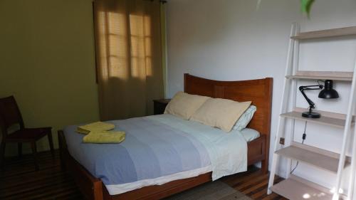 Ένα ή περισσότερα κρεβάτια σε δωμάτιο στο Ventana Sur Hostal