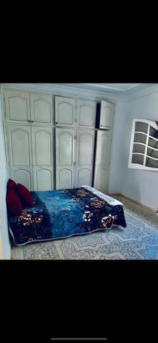 - une chambre avec un lit et une couverture bleue dans l'établissement Saidïa, à Saïdia