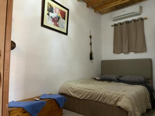 niewielka sypialnia z łóżkiem i oknem w obiekcie Haven Hideaway - The Summer Moon House w mieście Dahab