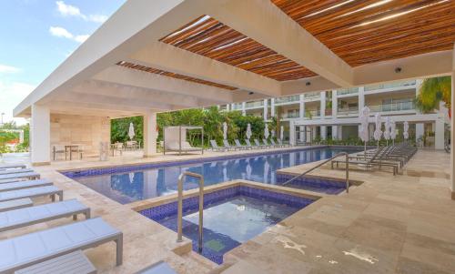 uma imagem de uma piscina num hotel em Beautiful apartment by the beach! em Cancún