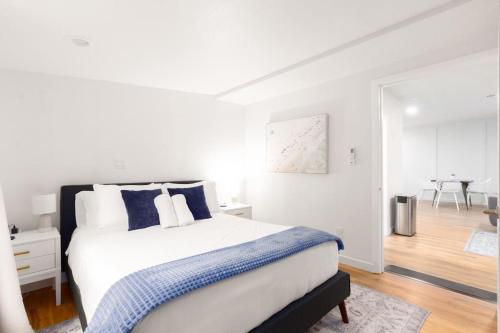 Voodi või voodid majutusasutuse Cozy & Modern 1st-fl Guest house toas