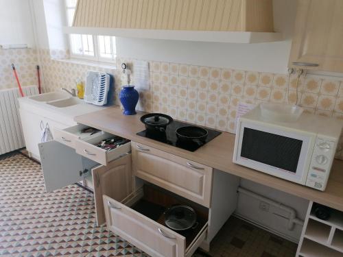 Kuchyňa alebo kuchynka v ubytovaní Chambre parentale chez l'habitant