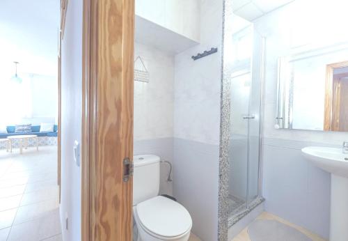 a bathroom with a toilet and a sink at Villa Julia in Riumar