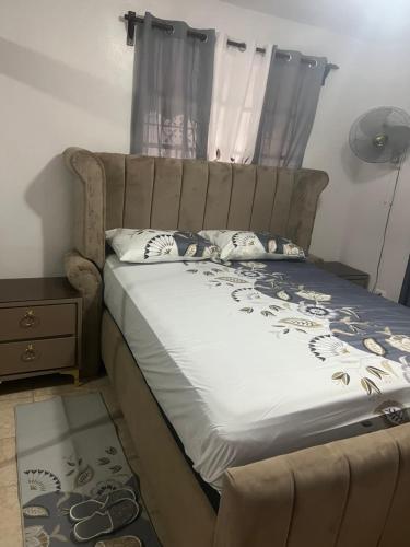 a bed with a headboard in a bedroom at Atardecer dorado in Juan López