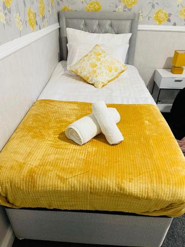 ein Schlafzimmer mit einem Bett mit zwei Handtüchern darauf in der Unterkunft Alder House in Birmingham