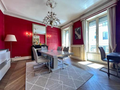 une salle à manger avec des murs rouges, une table et des chaises dans l'établissement Le Balcon de Gambetta ※, à Carcassonne